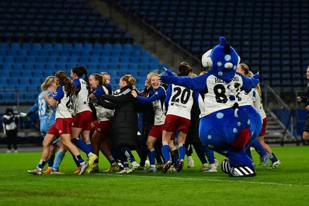 Fußball I Frauen I Saison 2025-2026 I DFB-Pokal I Achtelfinale I Hamburger SV - Bayer 04 Leverkusen I 16.11.2025 Jubel, Begeisterung, Enthusiasmus, Euphorie, Freude, Glücksgefühl, Heiterkeit bei: Hamburger SV Frauen nach dem Sieg gegen Bayer 04 Leverkusen Hamburg Volksparkstadion Hamburg Deutschland Copyright: xLobeca FelixxSchlikisx