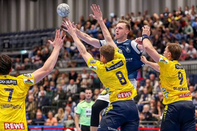 16.11.2025, Handball, HBL, Bergischer HC - Rhein-Neckar Löwen, Mitsubishi Electric HALLE Düsseldorf: Nico Schöttle (BHC 08) im Zweikampf gegen Robert Timmermeister (Rhein-Neckar Löwen 07) Tim Nothdurft (Rhein-Neckar Löwen 08) Steven Plucnar Jacobsen (Rhein-Neckar Löwen 09) Nordrhein-Westfalen Deutschland
