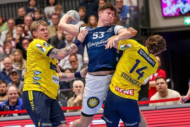 16.11.2025, Handball, HBL, Bergischer HC - Rhein-Neckar Löwen, Mitsubishi Electric HALLE Düsseldorf: Soeren Steinhaus (BHC 53) im Zweikampf gegen Edwin Aspenback (Rhein-Neckar Löwen 78) und Gino Steenaerts (Rhein-Neckar Löwen 14) Nordrhein-Westfalen Deutschland