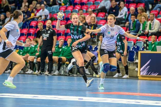 Handball Frauen EHF European League Women Qualifikationsrunde 3 Saison 2025 2026 HC Dalmatinka Ploce vs. VfL Oldenburg 16.11.2025 Laurentia Wolff (24, VfL Oldenburg) im Duell, Zweikampf mit Ema Barbir (20, HC Dalmatinka Ploce)