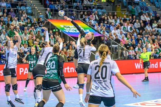 Handball Frauen EHF European League Women Qualifikationsrunde 3 Saison 2025 2026 HC Dalmatinka Ploce vs. VfL Oldenburg 16.11.2025 Lotta Röpcke (22, VfL Oldenburg) im Wurf, Zweikampf
