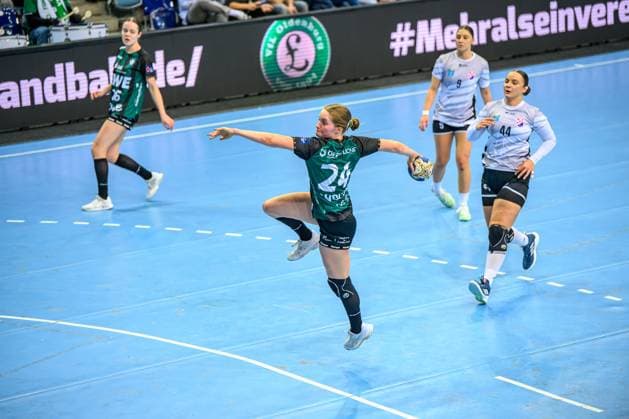 Handball Frauen EHF European League Women Qualifikationsrunde 3 Saison 2025 2026 HC Dalmatinka Ploce vs. VfL Oldenburg 16.11.2025 Laurentia Wolff (24, VfL Oldenburg) im Sprung, Wurf