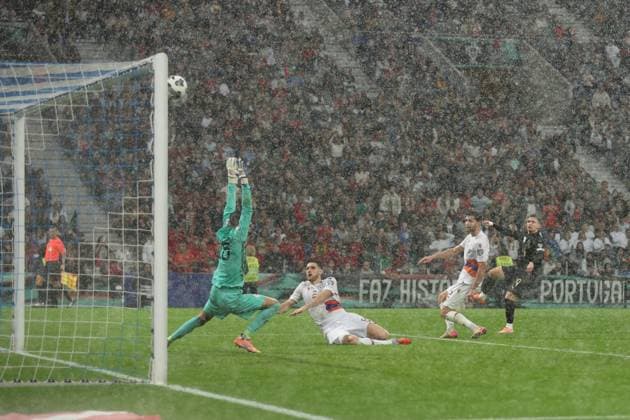 16 November 2025 FIFA World Cup, WM, Weltmeisterschaft, Fussball 2026 European Qualifiers, Round 6 Portugal vs Armenia Estadio de Dragao, Porto, Portugal 16 November 2025 FIFA World Cup 2026 European Qualifiers, Round 6 Portugal vs Armenia Estadio de Dragao, Porto, Portugal. Rain, Styopa Mkrtchyan and Henri Avagyan