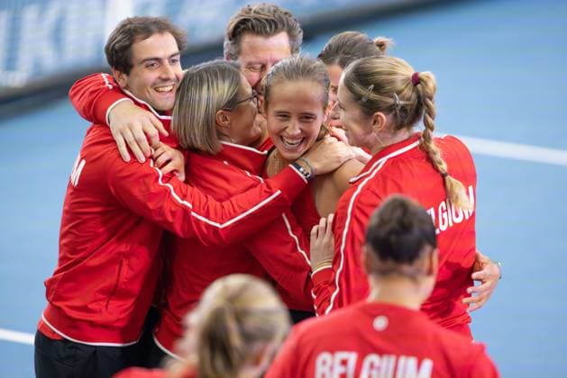 Billie Jean King Cup 2025 Play-Offs, TC Ismaning, Muenchen, Deutschland, Team Belgium, Belgien, Team Begium und Hanne Vandewinkel (BEL) jubeln nach dem Sieg, Jubel, Freude, Emotion Tennis - Billie Jean King Cup 2025 - ITF Billie Jean King Cup - TC Ismaning - Ismaning - Bayern - Deutschland - 16 November 2025. Copyright: xJuergenxHasenkopfx