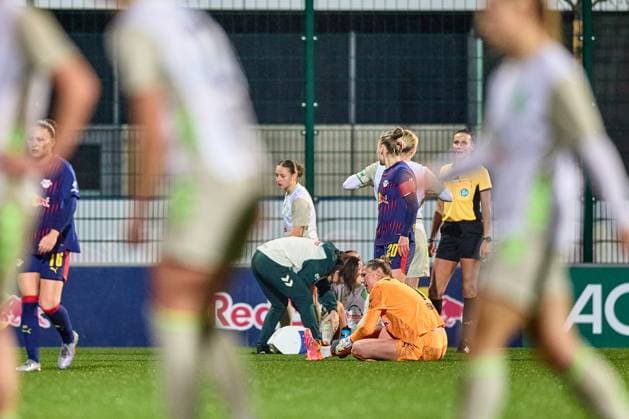 16.11.2025, GER, Frauenfußball, DFB Pokal, Achtelfinale, 2025 2026, RB Leipzig - SV Werder Bremen Elvira Herzog (1, RB Leipzig), verletzt am Boden Leipzig Trainingszentrum der Roten Bulle Sachsen Deutschland