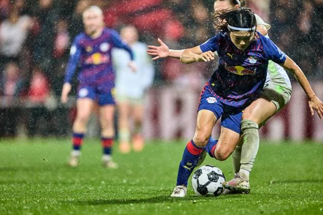16.11.2025, GER, Frauenfußball, DFB Pokal, Achtelfinale, 2025 2026, RB Leipzig - SV Werder Bremen Mai Kadowaki (15, RB Leipzig), Aktion, mit Ball, Zweikampf um Ball Leipzig Trainingszentrum der Roten Bulle Sachsen Deutschland