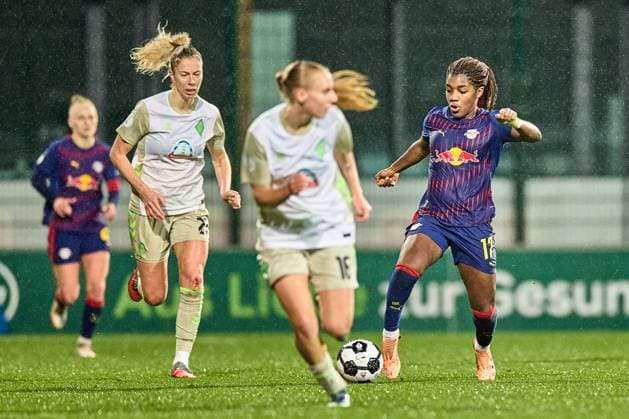 16.11.2025, GER, Frauenfußball, DFB Pokal, Achtelfinale, 2025 2026, RB Leipzig - SV Werder Bremen Delice Boboy (17, RB Leipzig), Aktion, Ballannahme Leipzig Trainingszentrum der Roten Bulle Sachsen Deutschland