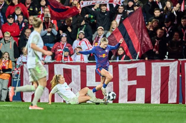 16.11.2025, GER, Frauenfußball, DFB Pokal, Achtelfinale, 2025 2026, RB Leipzig - SV Werder Bremen Marlene Müller (27, RB Leipzig), Aktion, mit Ball, setzt sich durch Leipzig Trainingszentrum der Roten Bulle Sachsen Deutschland