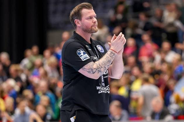 16.11.2025, Handball, HBL, Bergischer HC - Rhein-Neckar Löwen, Mitsubishi Electric HALLE Düsseldorf: Abschlussjubel nach dem Sieg des BHC - Cheftrainer Arnor Gunnarsson (BHC hc) klatscht glücklich in die Hände Nordrhein-Westfalen Deutschland