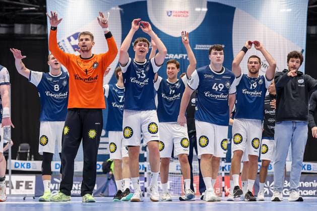 16.11.2025, Handball, HBL, Bergischer HC - Rhein-Neckar Löwen, Mitsubishi Electric HALLE Düsseldorf: Abschlussjubel nach dem Sieg des BHC - Nico Schöttle (BHC 08) Torhüter Christopher Rudeck (BHC 01) Soeren Steinhaus (BHC 53) Aron Seesing (BHC 49) Tomas Babak (BHC 19) Nordrhein-Westfalen Deutschland