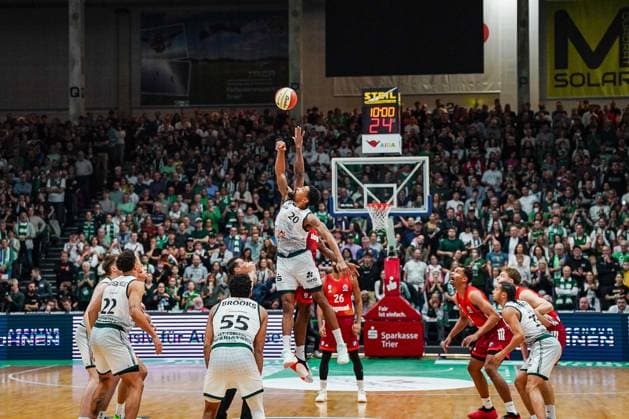 16.11.2025, xdaymx, Basketball DBB-Pokal, Gladiators Trier - FC Bayern München Tip off Gewinn Urald King (Trier) (DFL DFB REGULATIONS PROHIBIT ANY USE OF PHOTOGRAPHS as IMAGE SEQUENCES and or QUASI-VIDEO) Trier