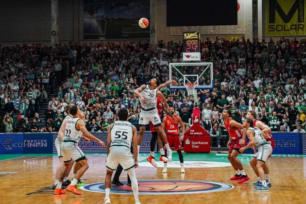 16.11.2025, xdaymx, Basketball DBB-Pokal, Gladiators Trier - FC Bayern München Tip off Gewinn Urald King (Trier) (DFL DFB REGULATIONS PROHIBIT ANY USE OF PHOTOGRAPHS as IMAGE SEQUENCES and or QUASI-VIDEO) Trier