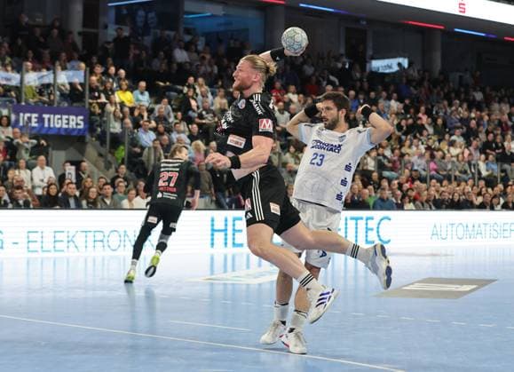16.11.2025 - Handball - 1. Bundesliga DAIKIN HBL - Saison 2025 2026 - 12. Spieltag: HC Erlangen Metropolregion Nürnberg HCE - TBV Lemgo Lippe - DaMa - xdaxmax - Maciej Gebala (77, HC Erlangen HCE ) Tim Suton (23, TBV Lemgo )