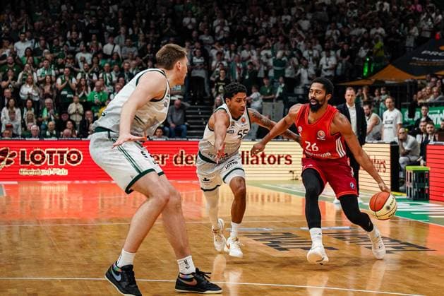 16.11.2025, xdaymx, Basketball DBB-Pokal, Gladiators Trier - FC Bayern München v.l Eli Brooks (Trier) & Spencer Dinwiddie (Bayern) Trier