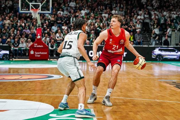 16.11.2025, xdaymx, Basketball DBB-Pokal, Gladiators Trier - FC Bayern München v.l. Jamal Jordan Roland (Trier) & Justus Hollatz (Bayern) Trier