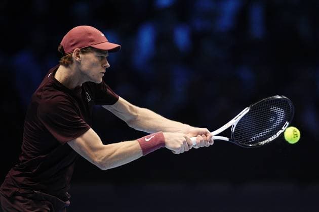 Italy s Jannik Sinner returns the ball to Spain s Carlos Alcaraz during the singles final tennis match of the ATP, Tennis Herren World Tour Finals at the Inalpi Arena in Turin, Italy - Sunday, Nov. 16, 2025. - Tennis  Copyright: xMarcoxAlpozzi LaPressex