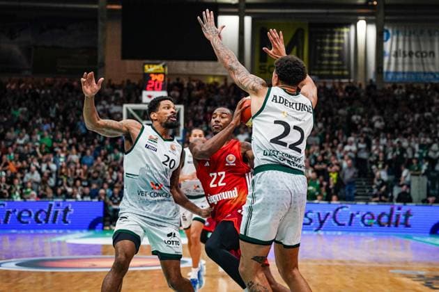 16.11.2025, xdaymx, Basketball DBB-Pokal, Gladiators Trier - FC Bayern München v.l. Urald King (Trier) Isiaha Mike (Bayern) & Nolan Adekunle (Trier) (DFL DFB REGULATIONS PROHIBIT ANY USE OF PHOTOGRAPHS as IMAGE SEQUENCES and or QUASI-VIDEO) Trier