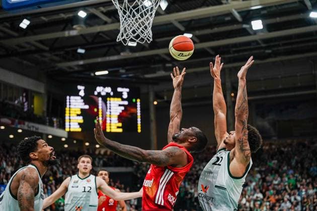16.11.2025, xdaymx, Basketball DBB-Pokal, Gladiators Trier - FC Bayern München v.l. Urald King (Trier) Isiaha Mike (Bayern) & Nolan Adekunle (Trier) (DFL DFB REGULATIONS PROHIBIT ANY USE OF PHOTOGRAPHS as IMAGE SEQUENCES and or QUASI-VIDEO) Trier