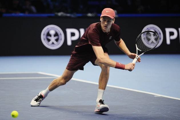Italy s Jannik Sinner returns the ball to Spain s Carlos Alcaraz during the singles final tennis match of the ATP, Tennis Herren World Tour Finals at the Inalpi Arena in Turin, Italy - Sunday, Nov. 16, 2025. - Tennis  Copyright: xMarcoxAlpozzi LaPressex