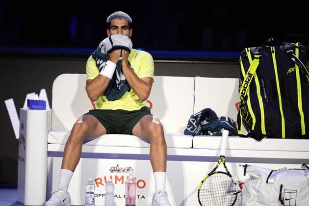 Spain s Carlos Alcaraz reacts during the singles final tennis match of the ATP, Tennis Herren World Tour Finals against Italy s Jannik Sinner at the Inalpi Arena in Turin, Italy - Sunday, Nov. 16, 2025. - Tennis  Copyright: xMarcoxAlpozzi LaPressex