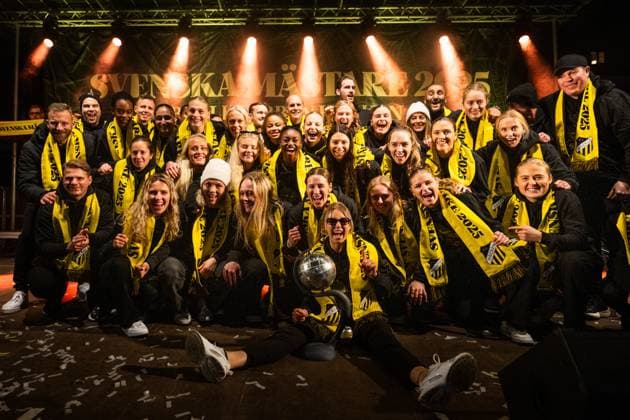251116 Häckens spelare jublar med Kronprinsessan Victorias pokal under Häckens guldfirande efter SM-guldet i Damallsvenskan den 16 november 2025 i Göteborg. Copyright: MATHIASxBERGELD BB251116MB089