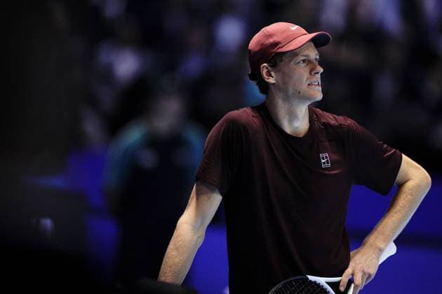 Italy s Jannik Sinner reacts for medical assistance among the crowd match interrupted during the singles final tennis match of the ATP, Tennis Herren World Tour Finals against Spain s Carlos Alcaraz at the Inalpi Arena in Turin, Italy - Sunday, Nov. 16, 2025. - Tennis  Copyright: xMarcoxAlpozzi LaPressex