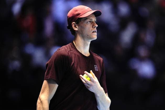 Italy s Jannik Sinner reacts for medical assistance among the crowd match interrupted during the singles final tennis match of the ATP, Tennis Herren World Tour Finals against Spain s Carlos Alcaraz at the Inalpi Arena in Turin, Italy - Sunday, Nov. 16, 2025. - Tennis  Copyright: xMarcoxAlpozzi LaPressex