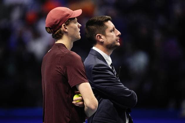 Italy s Jannik Sinner reacts for medical assistance among the crowd match interrupted during the singles final tennis match of the ATP, Tennis Herren World Tour Finals against Spain s Carlos Alcaraz at the Inalpi Arena in Turin, Italy - Sunday, Nov. 16, 2025. - Tennis  Copyright: xMarcoxAlpozzi LaPressex