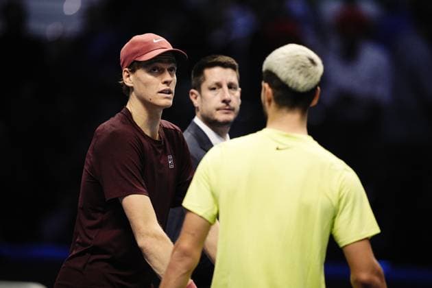 Italy s Jannik Sinner reacts with Carlos Alcaraz for medical assistance among the crowd match interrupted during the singles final tennis match of the ATP, Tennis Herren World Tour Finals against Spain s Carlos Alcaraz at the Inalpi Arena in Turin, Italy - Sunday, Nov. 16, 2025. - Tennis  Copyright: xMarcoxAlpozzi LaPressex