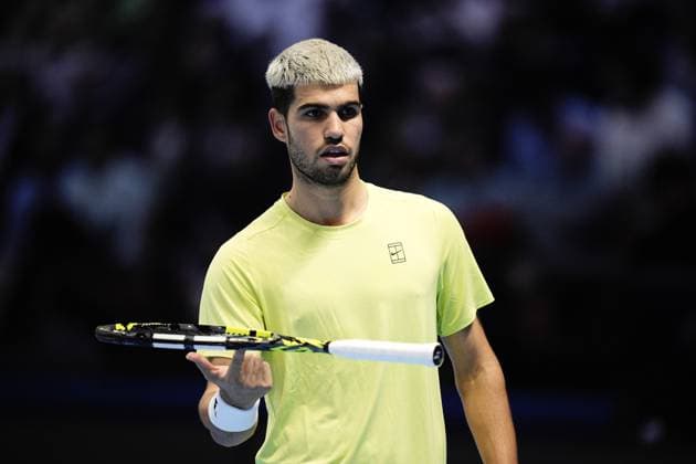 Carlos Alcaraz waits for medical assistance among the crowd match interrupted during the singles final tennis match of the ATP, Tennis Herren World Tour Finals against Spain s Carlos Alcaraz at the Inalpi Arena in Turin, Italy - Sunday, Nov. 16, 2025. - Tennis  Copyright: xMarcoxAlpozzi LaPressex