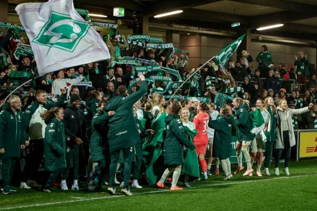 Spielerinnen des SV Werder Bremen mit Jubel über den Sieg, Freude über das gewonnene Spiel, DIE DFB-RICHTLINIEN UNTERSAGEN JEGLICHE NUTZUNG VON FOTOS ALS SEQUENZBILDER UND ODER VIDEOÄHNLICHE FOTOSTRECKEN. DFB REGULATIONS PROHIBIT ANY USE OF PHOTOGRAPHS AS IMAGE SEQUENCES AND OR QUASI-VIDEO., 16.11.2025, Leipzig (Deutschland), Fussball, DFB-Pokal Frauen, RB Leipzig - SV Werder Bremen