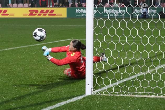 DFB-Pokal Frauen: RB Leipzig - SV Werder Bremen; 16.11.2025 Torwart Mariella El Sherif (39, Werder Bremen) hält den entscheidenden Schuss im Elfmeter-Schießen. Fußball, DFB-Pokal Frauen, Saison 2025 2026, Achtelfinale: RB Leipzig vs. SV Werder Bremen am 16.11.2025, Trainingszentrum Cottaweg, Leipzig. DFB REGULATIONS PROHIBIT ANY USE OF PHOTOGRAPHS AS IMAGE SEQUENCES AND OR QUASI-VIDEO. Copyright: xBEAUTIFULxSPORTS JanxKaeferx