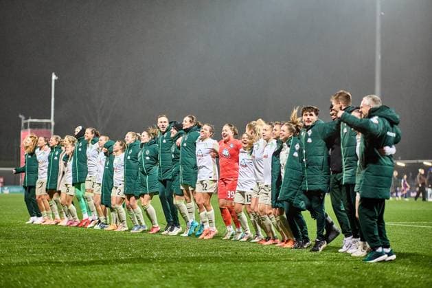 16.11.2025, GER, Frauenfußball, DFB Pokal, Achtelfinale, 2025 2026, RB Leipzig - SV Werder Bremen Mannschaft, Werder Bremen, feiert Sieg Leipzig Trainingszentrum der Roten Bulle Sachsen Deutschland