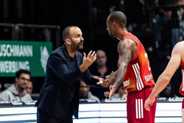 BBL Pokal: Vet-Concept Gladiators Trier - FC Bayern München; 16.11.2025 TJ Parker (Assistant Coach FC Bayern München) spricht mit Isiaha Mike (FC Bayern München, 22) BBL Pokal: Vet-Concept Gladiators Trier - FC Bayern München; Trier, SWT Arena, 16.11.2025 Copyright: xBEAUTIFULxSPORTS Wunderlx