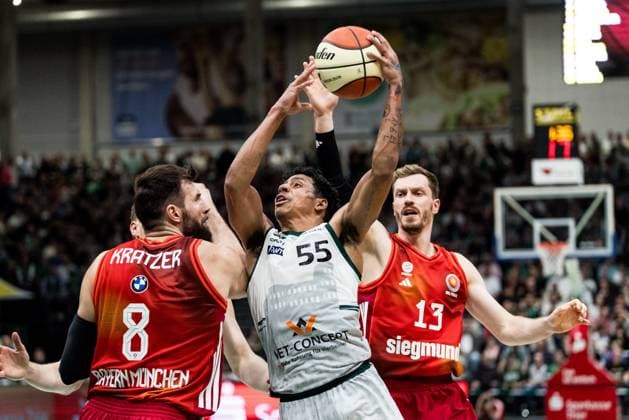 BBL Pokal: Vet-Concept Gladiators Trier - FC Bayern München; 16.11.2025 Leon Kratzer (FC Bayern München, 8), Eli Brooks (Vet-Concept Gladiators Trier, 55) am Ball, Andreas Andi Obst (FC Bayern München, 13) BBL Pokal: Vet-Concept Gladiators Trier - FC Bayern München; Trier, SWT Arena, 16.11.2025 Copyright: xBEAUTIFULxSPORTS Wunderlx