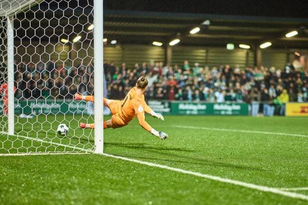 16.11.2025, GER, Frauenfußball, DFB Pokal, Achtelfinale, 2025 2026, RB Leipzig - SV Werder Bremen Elvira Herzog (1, RB Leipzig), fliegt am Ball vorbei Leipzig Trainingszentrum der Roten Bulle Sachsen Deutschland
