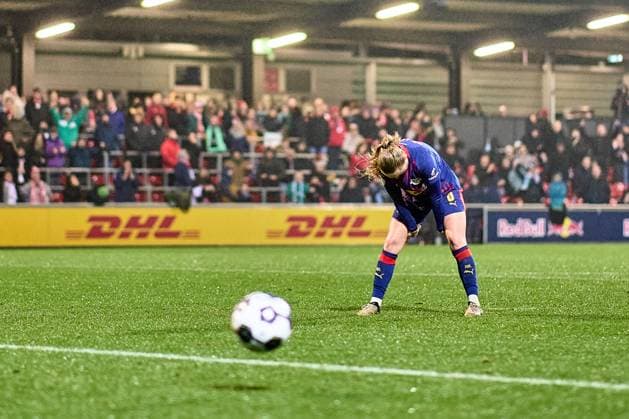 16.11.2025, GER, Frauenfußball, DFB Pokal, Achtelfinale, 2025 2026, RB Leipzig - SV Werder Bremen Lou-Ann Joly (6, RB Leipzig) nach verschossenem Elfer Leipzig Trainingszentrum der Roten Bulle Sachsen Deutschland