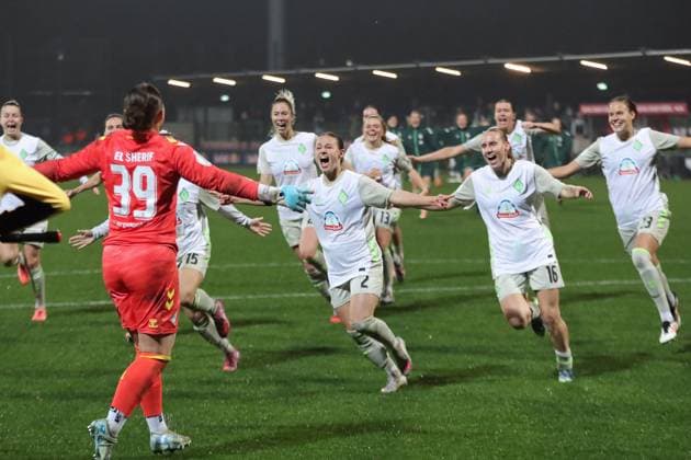 DFB-Pokal Frauen: RB Leipzig - SV Werder Bremen; 16.11.2025 Das Team feiert jubelnd Torwart Mariella El Sherif (39, Werder Bremen) für die entscheidende Parade im Elfmeterschießen. Fußball, DFB-Pokal Frauen, Saison 2025 2026, Achtelfinale: RB Leipzig vs. SV Werder Bremen am 16.11.2025, Trainingszentrum Cottaweg, Leipzig. DFB REGULATIONS PROHIBIT ANY USE OF PHOTOGRAPHS AS IMAGE SEQUENCES AND OR QUASI-VIDEO. Copyright: xBEAUTIFULxSPORTS JanxKaeferx