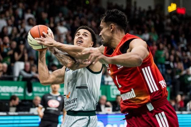 BBL Pokal: Vet-Concept Gladiators Trier - FC Bayern München; 16.11.2025 Nolan Adekunle (Vet-Concept Gladiators Trier, 22) im Wurf, Oscar da Silva (FC Bayern München, 1) BBL Pokal: Vet-Concept Gladiators Trier - FC Bayern München; Trier, SWT Arena, 16.11.2025 Copyright: xBEAUTIFULxSPORTS Wunderlx