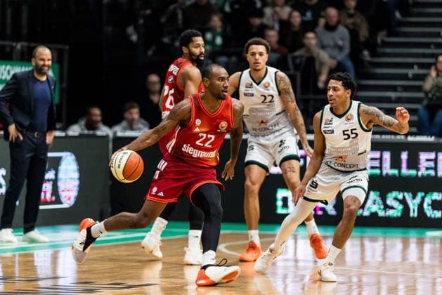 BBL Pokal: Vet-Concept Gladiators Trier - FC Bayern München; 16.11.2025 Isiaha Mike (FC Bayern München, 22) am Ball, Eli Brooks (Vet-Concept Gladiators Trier, 55) BBL Pokal: Vet-Concept Gladiators Trier - FC Bayern München; Trier, SWT Arena, 16.11.2025 Copyright: xBEAUTIFULxSPORTS Wunderlx