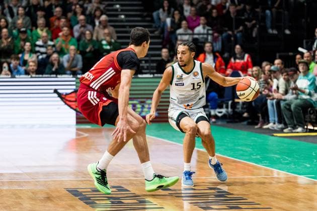 BBL Pokal: Vet-Concept Gladiators Trier - FC Bayern München; 16.11.2025 Vladimir Lucic (FC Bayern München, 11), Jordan Roland (Vet-Concept Gladiators Trier, 15) am Ball BBL Pokal: Vet-Concept Gladiators Trier - FC Bayern München; Trier, SWT Arena, 16.11.2025 Copyright: xBEAUTIFULxSPORTS Wunderlx
