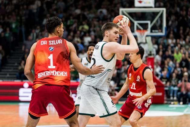 BBL Pokal: Vet-Concept Gladiators Trier - FC Bayern München; 16.11.2025 Oscar da Silva (FC Bayern München, 1), Marten Linßen (Vet-Concept Gladiators Trier, 12) am Ball BBL Pokal: Vet-Concept Gladiators Trier - FC Bayern München; Trier, SWT Arena, 16.11.2025 Copyright: xBEAUTIFULxSPORTS Wunderlx