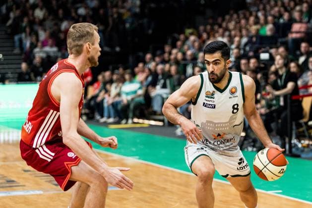 BBL Pokal: Vet-Concept Gladiators Trier - FC Bayern München; 16.11.2025 Justus Hollatz (FC Bayern München, 21), Behnam Yakhchali (Vet-Concept Gladiators Trier, 8) am Ball BBL Pokal: Vet-Concept Gladiators Trier - FC Bayern München; Trier, SWT Arena, 16.11.2025 Copyright: xBEAUTIFULxSPORTS Wunderlx