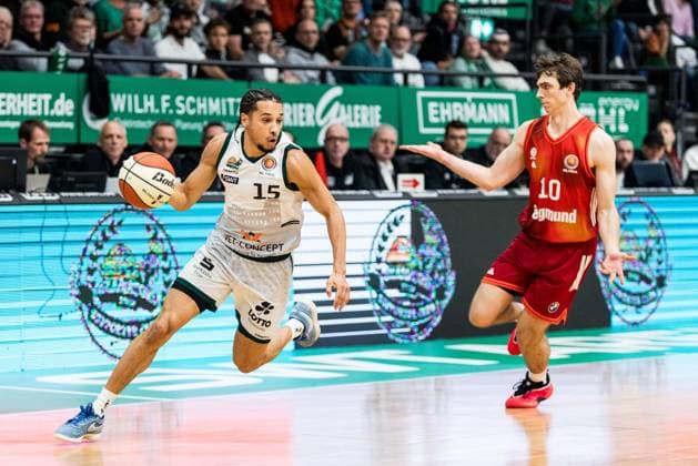 BBL Pokal: Vet-Concept Gladiators Trier - FC Bayern München; 16.11.2025 Jordan Roland (Vet-Concept Gladiators Trier, 15) am Ball, Justinian Jessup (FC Bayern München, 10) BBL Pokal: Vet-Concept Gladiators Trier - FC Bayern München; Trier, SWT Arena, 16.11.2025 Copyright: xBEAUTIFULxSPORTS Wunderlx