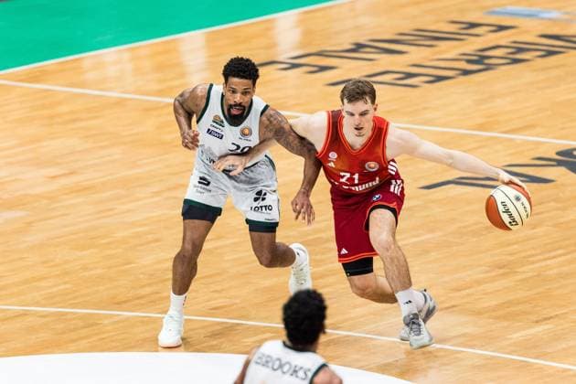 BBL Pokal: Vet-Concept Gladiators Trier - FC Bayern München; 16.11.2025 Urald King (Vet-Concept Gladiators Trier, 20), Justus Hollatz (FC Bayern München, 21) am Ball BBL Pokal: Vet-Concept Gladiators Trier - FC Bayern München; Trier, SWT Arena, 16.11.2025 Copyright: xBEAUTIFULxSPORTS Wunderlx