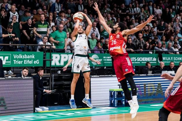 BBL Pokal: Vet-Concept Gladiators Trier - FC Bayern München; 16.11.2025 Jordan Roland (Vet-Concept Gladiators Trier, 15) im Wurf, Spencer Dinwiddie (FC Bayern München, 26) BBL Pokal: Vet-Concept Gladiators Trier - FC Bayern München; Trier, SWT Arena, 16.11.2025 Copyright: xBEAUTIFULxSPORTS Wunderlx