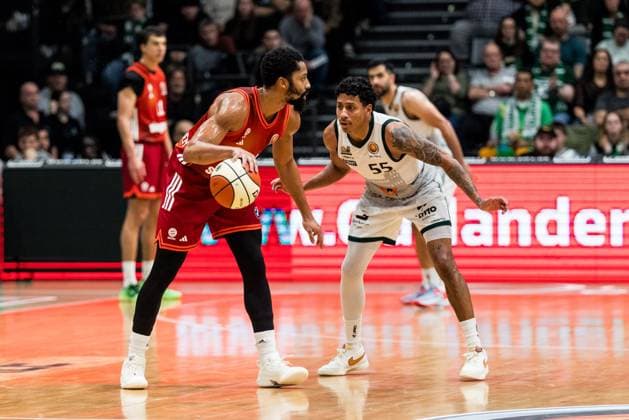 BBL Pokal: Vet-Concept Gladiators Trier - FC Bayern München; 16.11.2025 Spencer Dinwiddie (FC Bayern München, 26) am Ball, Eli Brooks (Vet-Concept Gladiators Trier, 55) BBL Pokal: Vet-Concept Gladiators Trier - FC Bayern München; Trier, SWT Arena, 16.11.2025 Copyright: xBEAUTIFULxSPORTS Wunderlx