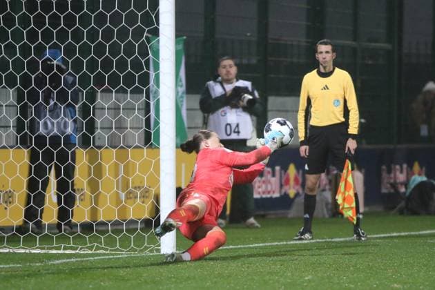 16.11.2025 Fußball Frauen 2025 2026 DFB-Pokal Achtelfinale RB Leipzig - SV Werder Bremen RB Leipzig Fußball-Akademie am Cottaweg Leipzig Mariella El Sherif (Bremen) hält den entscheidenden Elfmeter von Persis Oteng. Leipzig Sachsen Deutschland