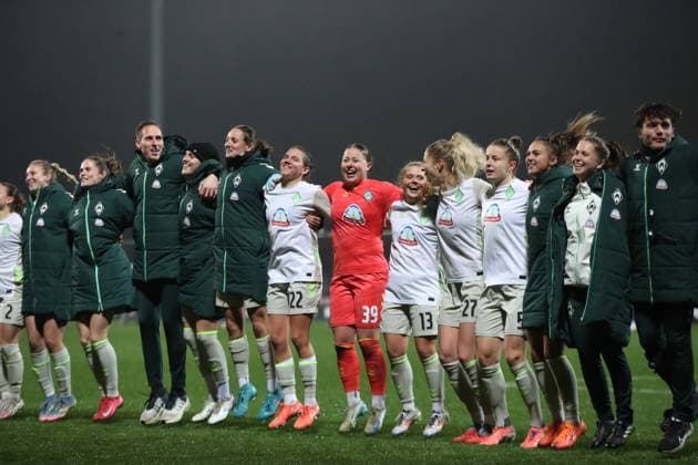 DFB-Pokal Frauen: RB Leipzig - SV Werder Bremen; 16.11.2025 Das Team von Werder Bremen hüpft und tanzt vorm Fanblock, Jubel, Freude, Emotionen, Sieg. Fußball, DFB-Pokal Frauen, Saison 2025 2026, Achtelfinale: RB Leipzig vs. SV Werder Bremen am 16.11.2025, Trainingszentrum Cottaweg, Leipzig. DFB REGULATIONS PROHIBIT ANY USE OF PHOTOGRAPHS AS IMAGE SEQUENCES AND OR QUASI-VIDEO. Copyright: xBEAUTIFULxSPORTS JanxKaeferx