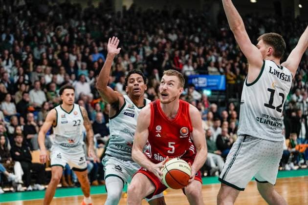 16.11.2025, xdaymx, Basketball DBB-Pokal, Gladiators Trier - FC Bayern München vl. Nolan Adekunle (Trier), Eli Brooks (Trier), Niels Giffey (Bayern) & Marten Linßen (Trier) (DFL DFB REGULATIONS PROHIBIT ANY USE OF PHOTOGRAPHS as IMAGE SEQUENCES and or QUASI-VIDEO) Trier